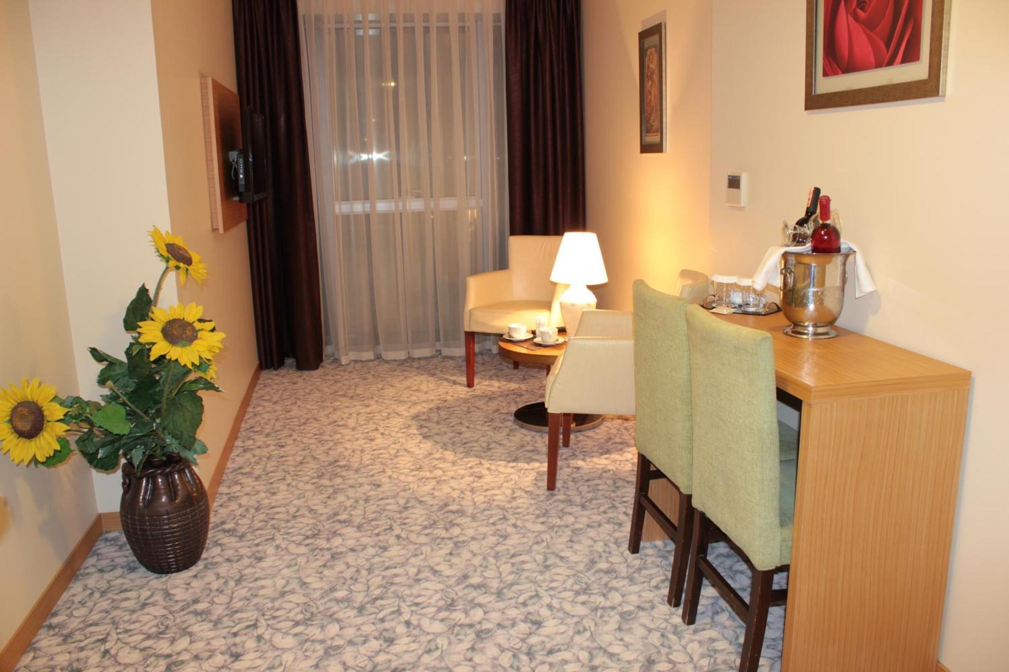 Executive Suite,923426710:JPEG